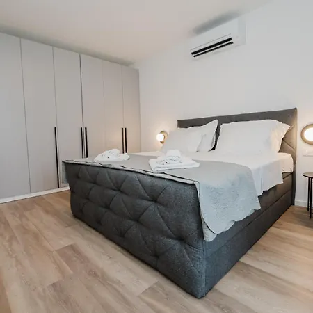 Koi Deluxe, Urban Two Bedroom Oasis Apartmán Split