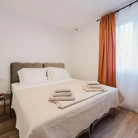 Apartmán Koi Deluxe, Urban Two Bedroom Oasis
