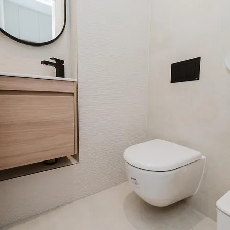 Apartmán Koi Deluxe, Urban Two Bedroom Oasis *