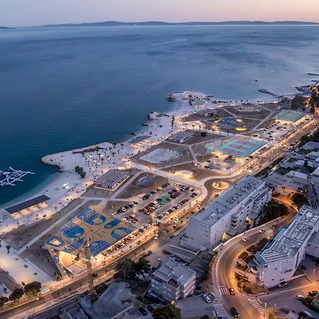 Koi Deluxe, Urban Two Bedroom Oasis Apartmán Split