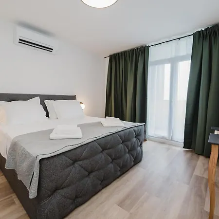 Koi Deluxe, Urban Two Bedroom Oasis * Spalato