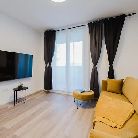 Koi Deluxe, Urban Two Bedroom Oasis *