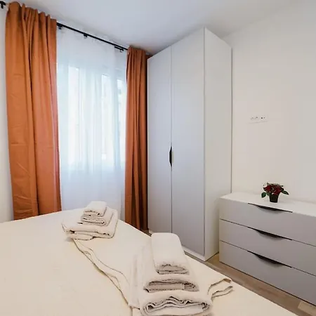 Apartment Koi Deluxe, Urban Two Bedroom Oasis