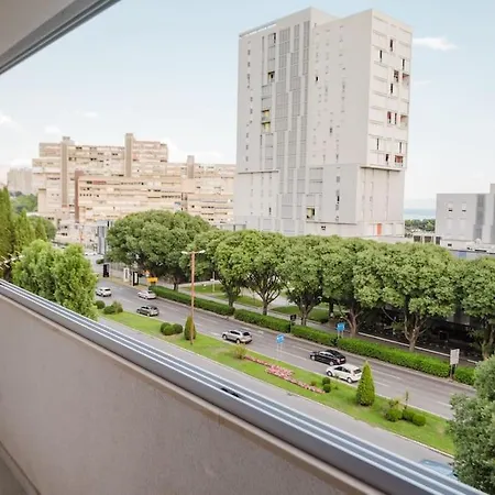 شقة Koi Deluxe, Urban Two Bedroom Oasis سبليت