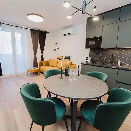 Koi Deluxe, Urban Two Bedroom Oasis Apartment Split