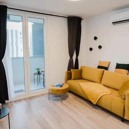 Apartment Koi Deluxe, Urban Two Bedroom Oasis