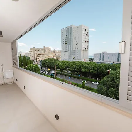 Koi Deluxe, Urban Two Bedroom Oasis Apartment Split