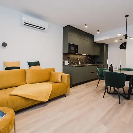 Koi Deluxe, Urban Two Bedroom Oasis Apartment *