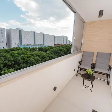 Koi Deluxe, Urban Two Bedroom Oasis * سبليت