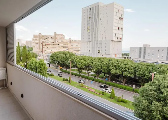 Apartamento Koi Deluxe, Urban Two Bedroom Oasis Split