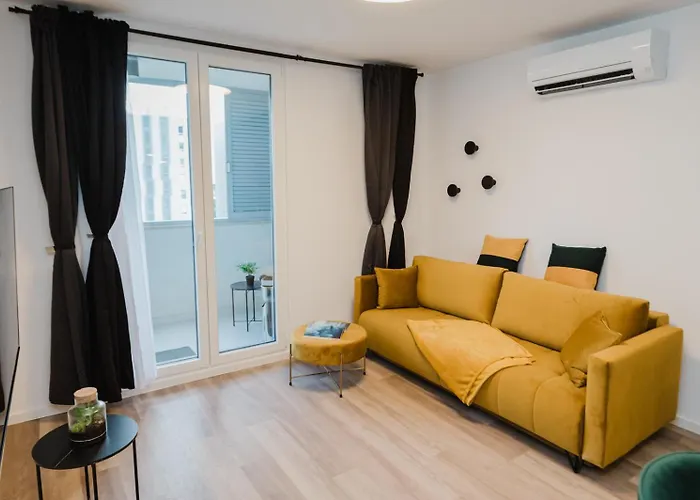 Apartamento Koi Deluxe, Urban Two Bedroom Oasis