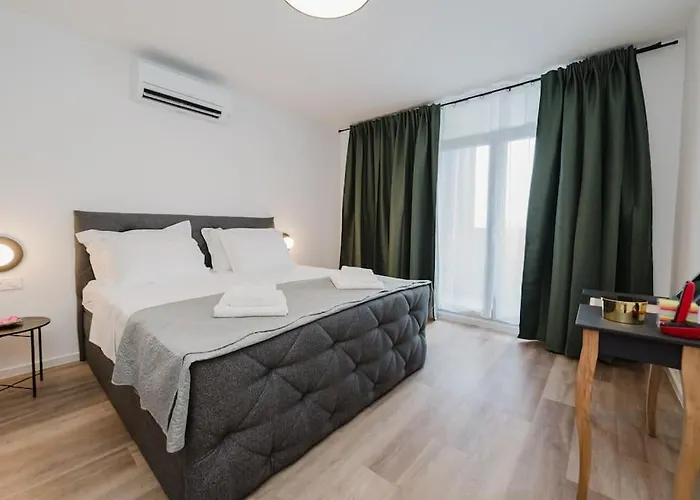 Koi Deluxe, Urban Two Bedroom Oasis スプリト
