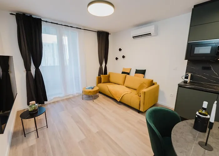Koi Deluxe, Urban Two Bedroom Oasis *