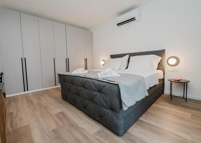 Koi Deluxe, Urban Two Bedroom Oasis アパート スプリト