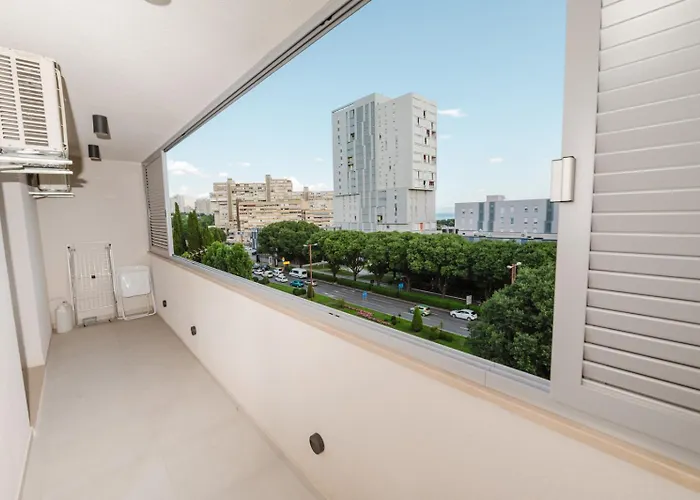 Koi Deluxe, Urban Two Bedroom Oasis アパート スプリト