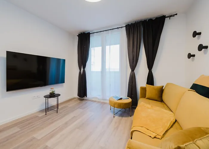 Koi Deluxe, Urban Two Bedroom Oasis *