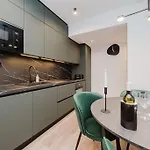 Koi Deluxe, Urban Two Bedroom Oasis Apartment *