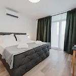 Koi Deluxe, Urban Two Bedroom Oasis * Split