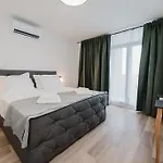 Koi Deluxe, Urban Two Bedroom Oasis Split