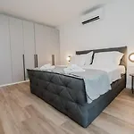 Koi Deluxe, Urban Two Bedroom Oasis Apartment Split
