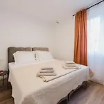 Apartment Koi Deluxe, Urban Two Bedroom Oasis