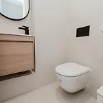 Apartment Koi Deluxe, Urban Two Bedroom Oasis *