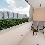 Koi Deluxe, Urban Two Bedroom Oasis * Split