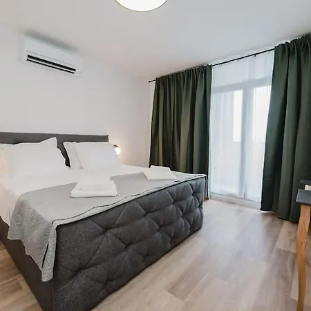 Koi Deluxe, Urban Two Bedroom Oasis سبليت